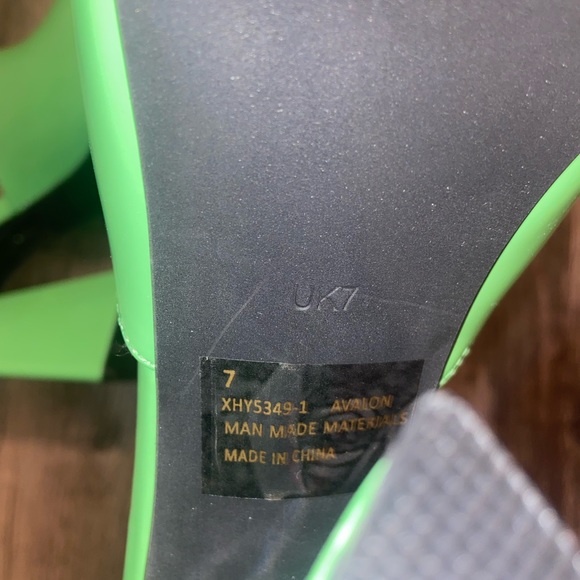 AVALON SQUARE PEEP TOE SCULPTURED FLARED BLOCK HEEL MULE IN GREEN PATENT - Picture 4 of 5